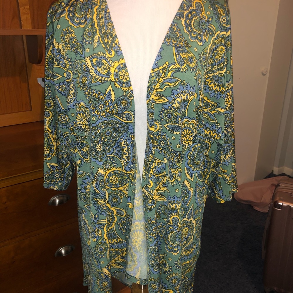 Beautiful LuLaRoe Lindsay Size Small